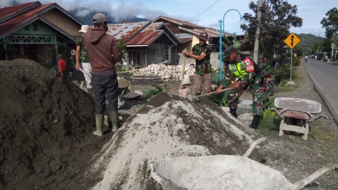 Berjiwa Sosial, Babinsa Bantu Mengaduk Semen Bangun Rumah Warga