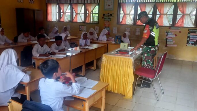 Tanamkan Rasa Cinta Tanah Air, Babinsa Koramil 08/ Gandapura Berikan Materi Wasbang Kepada Murid SD
