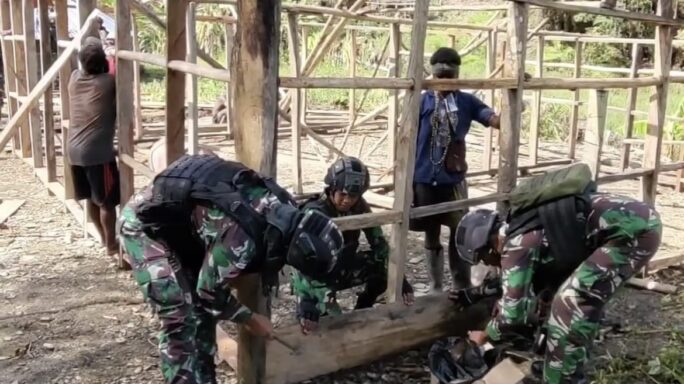 Satgas Yonif 115/ML Laksanakan Karya Bhakti Bantu Bangun Rumah Warga Kampung Tirineri