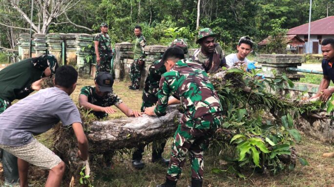 Ajak Masyarakat Jaga Kebersihan Lingkungan Satgas Pamtas Yonif 111/KB Budayakan Gotong Royong Di Perbatasan