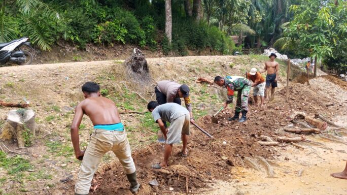 Babinsa Koramil 08/Rantau Bersama Warga Gotong-Royong Membuat Parit