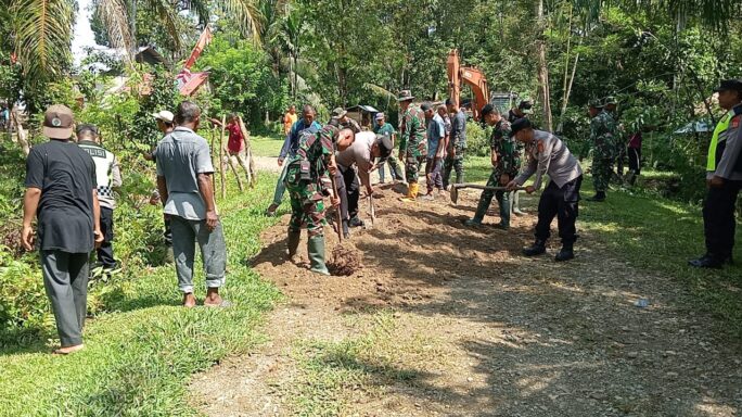 Kendati Hari Libur, Satgas TMMD Genjot Mengerjakan Sasaran Fisik Pembuatan Body Jalan