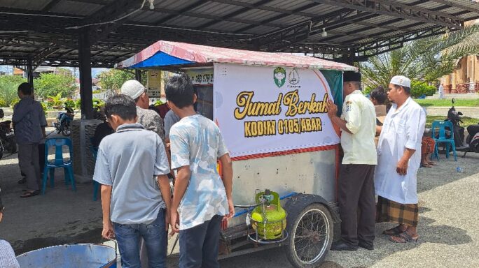 Jum’at Mubarok, Kodim 0105/Abar Bagikan Bakso Gratis Kepada Jamaah Sholat Jum’at Di Masjid Agung Baitul Makmur