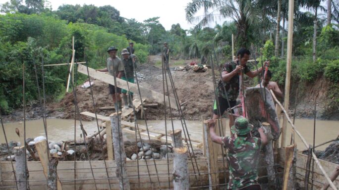 Percepat sasaran Fisik Satgas TMMD Reguler ke 120 Kejar Pembuatan Jembatan 4X5 Meter