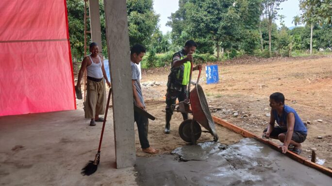 Babinsa Bersama Warga Masyarakat Gotong Royong Bagun Balai Pengajian