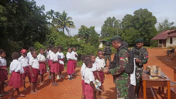 Melalui Program Binter Kampung Pancasila Satgas Pamtas Statis RI-PNG Yonif 111/KB Bagikan Buku Dan Alat Tulis