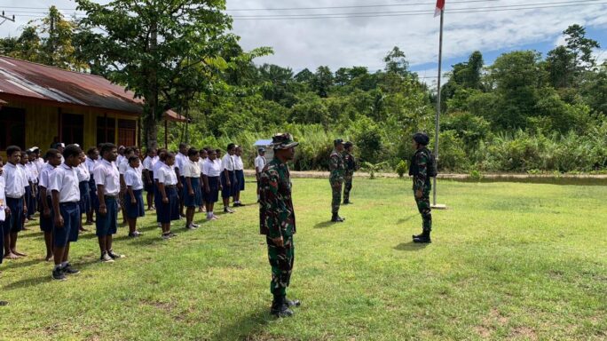 Satgas Yonif 116/Garda Samudra Melatih Siswa Papua PBB Dan Tata Cara Upacara