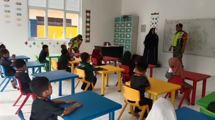 Tanamkan Kedisiplinan, Babinsa Mengajar Bela Negara Kepada Siswa TK