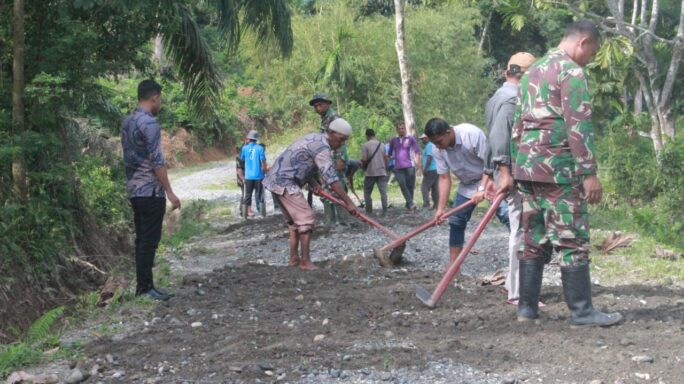 Dengan Penuh Semangat Dansatgas TMMD Reguler ke-120 Laksanakan Karya Bakti Bersama Masyarakat