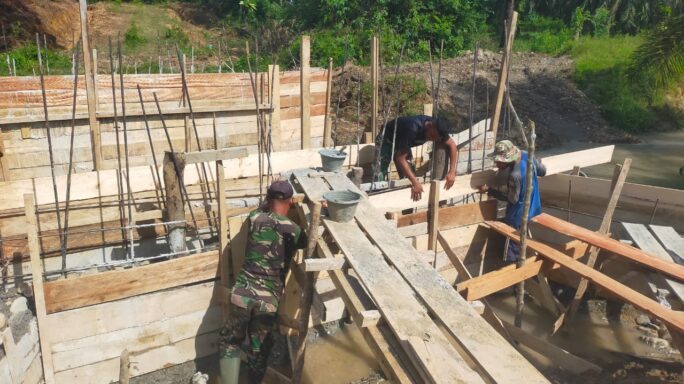 Satgas TMMD Reguler ke-120 Kodim 0116/Nagan Raya dan masyarakat Mandi Kringat dalam Pembuatan Jembatan