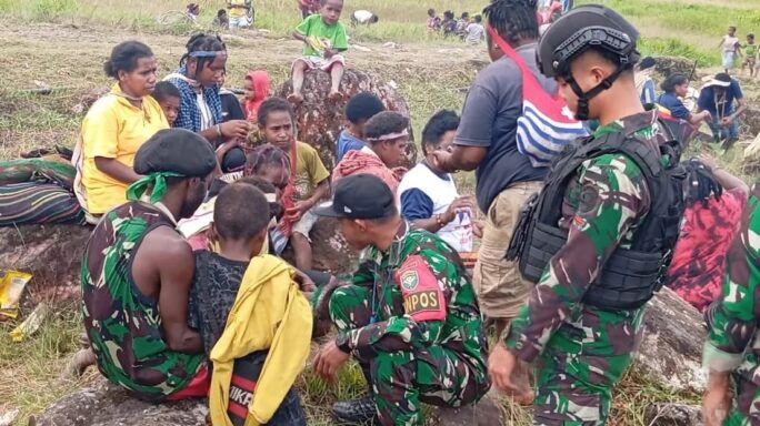 Lestarikan Adat Budaya Papua, Satgas 116/Garda Samudra dan Warga Gelar Tradisi Bakar Batu