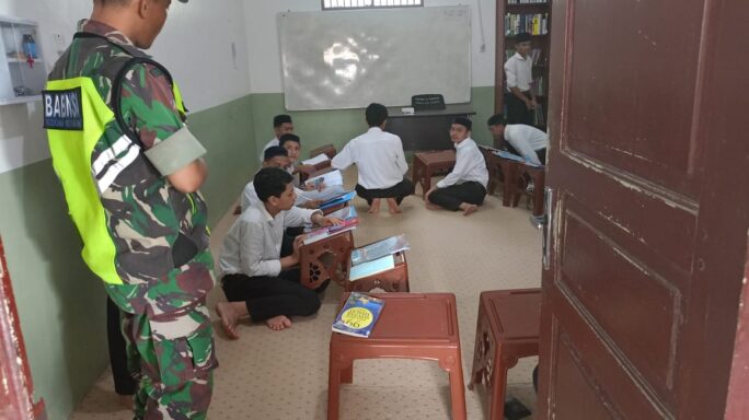 Anjangsana Ke Ponpes Sulaimaniah, Koptu Eko Ajak Santri Rajin Belajar