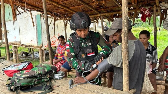 Kondisi Cuaca Tidak Menentu Satgas Pamtas Statis RI-PNG Yonif 111/KB Ingatkan Masyarakat Untuk Jaga Kesehatan