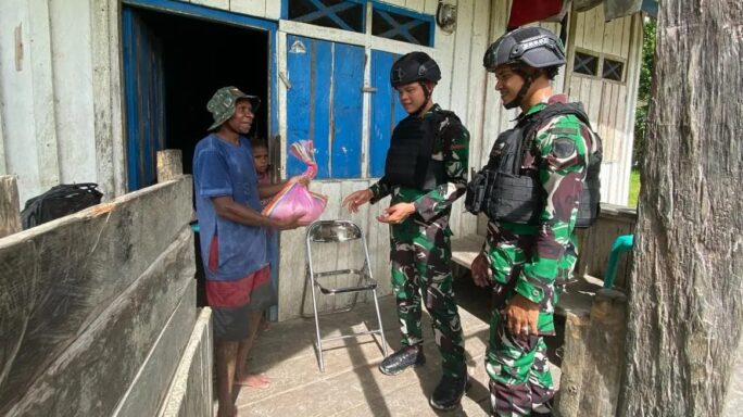Jalin kebersamaan, antara Satgas Yonif 116/Garda Samudra melalui kegiatan komsos dan pembagian sembako 