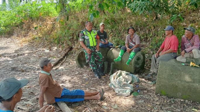 Melalui Komsos, Babinsa Koramil 03/Seruway Berikan Motivasi Kepada Petani