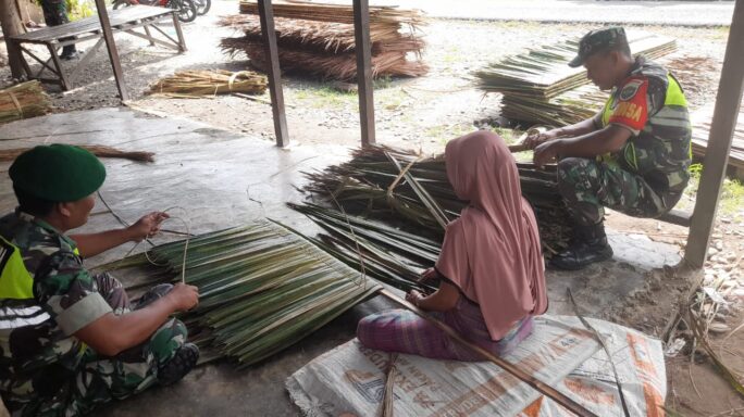 Keakraban Babinsa Bersama Warga Binaan Pengrajin Atap Rumbia 