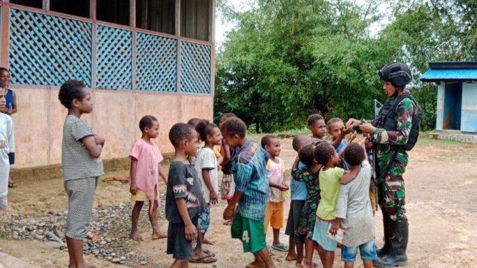 Manfaatkan Hari Libur Nasional Satgas Pamtas Statis RI-PNG Yonif 111/KB Bermain Dengan Anak – Anak 