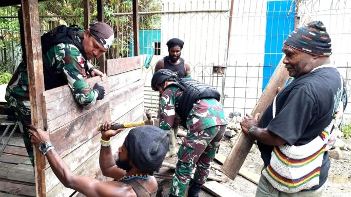 Kesigapan Satgas Yonif 116/Garda Samudra Bantu Bangun Rumah Warga