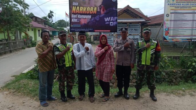 Babinsa Jajaran Kodim 0117/Aceh Tamiang Pasang Spanduk Peringatan Bahaya Narkoba Di Desa Binaan