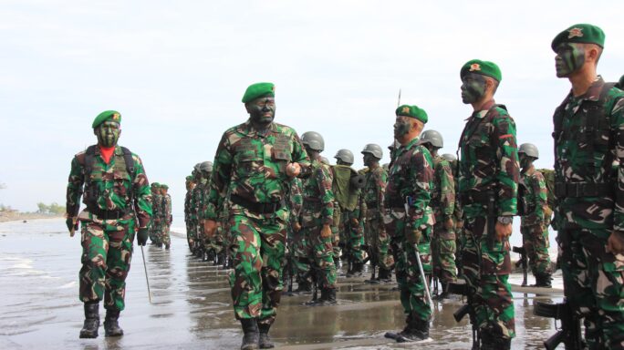 Danrindam IM Pimpin Upacara Tradisi Pembaretan Prajurit Siswa Dikjurbaif Abit Dikmaba TNI AD TA 2023 (OV)