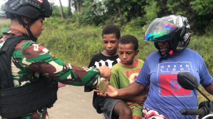 Satgas Pamtas Statis RI-PNG Yonif 111/KB Bagikan Bubur Hangat