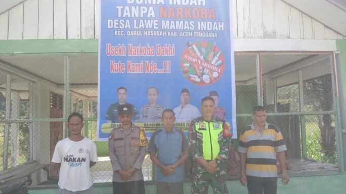 Sinergitas TNI POLRI Dan Warga Kompak Himbau Tolak Narkoba Di Desa Melalui Spanduk Dan Sosialisasi.