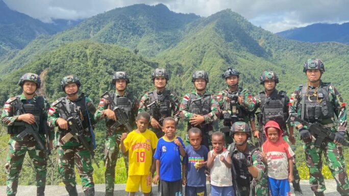 Personel Satgas Yonif 116/Garda Samudra Ngobrol Santai Bersama Masyarakat Binaan