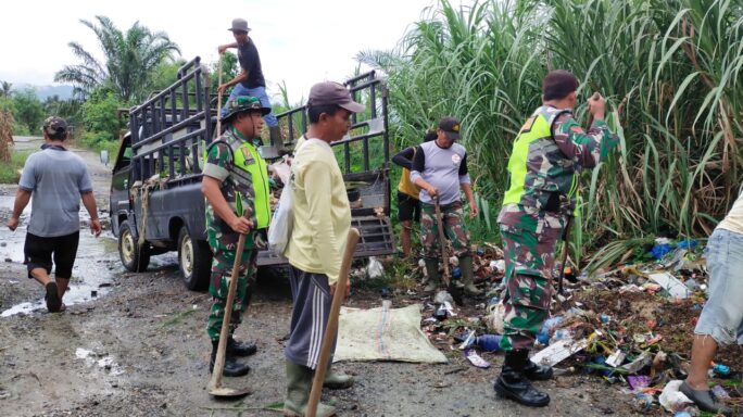 Babinsa Bersama Warga Gotong Royong Bersihkan Sampah.