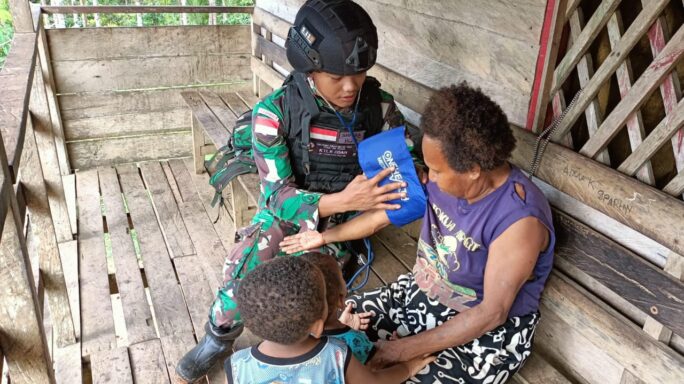 Satgas Pamtas Statis RI-PNG Yonif 111/KB Bantu Pelayanan Kesehatan Gratis Untuk Masyarakat