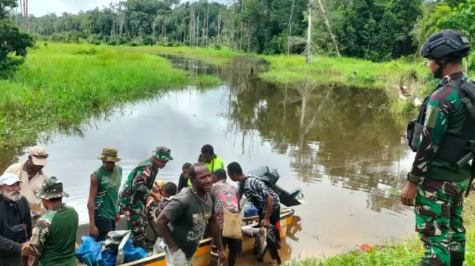 TNI Dari Satgas Pamtas Statis RI-PNG Yonif 111/KB Bersatu Dengan Rakyat Ciptakan Kedamaian Di Perbatasan