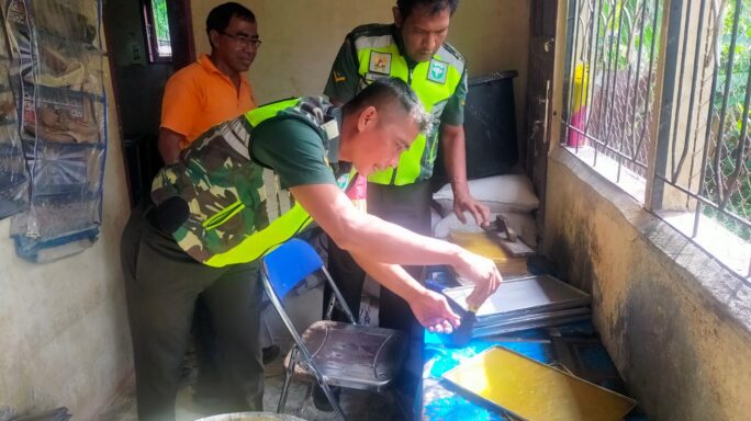 Melalui Komsos, Babinsa Jalin Silaturahmi Bersama Pengerajin Kerupuk