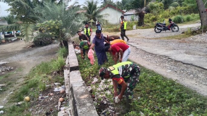 Babinsa Bersama Warga Gotong Royong Bersihkan Jalan.