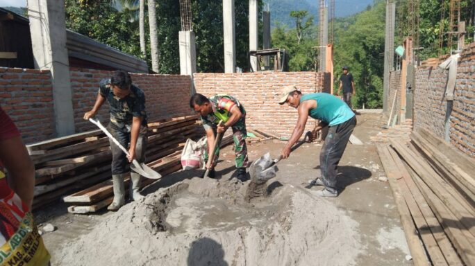 Ringankan Beban Warga Desa Binaan Babinsa Turut Serta Bantu Bangun Rumah