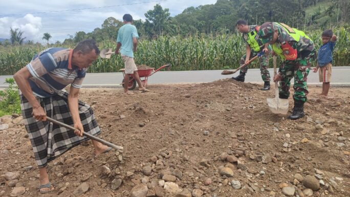 Babinsa Bersama Warga Kerja Bhakti Meratakan Tanah Timbunan lapangan Volly Ball.