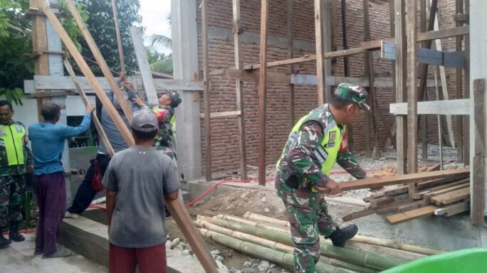 Bantu Ringankan Beban Warga Desa Binaan Babinsa Ikut Bangun Rumah.