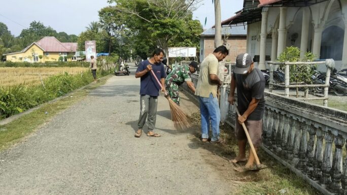 Babinsa Koramil 09/Mutiara Bersama Warga Lakukan Jumat Bersih di Sekitar Meunasah