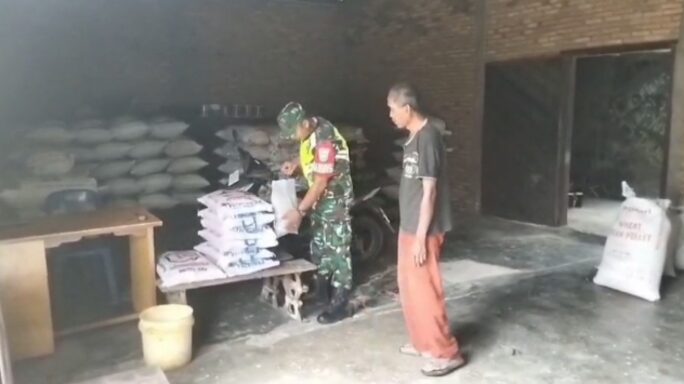 Babinsa Koramil 03/Seruway Cek Persediaan Beras Di Pabrik Penggilingan Padi