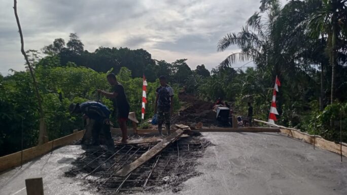 Tanpa Kenal Lelah Satgas TMMD Reguler ke-120 dan masyarakat Terus Cor Lantai Jembatan
