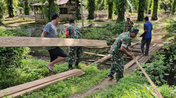 Atasi Kesukitan Rakyat di Sekelilingnya, Kodim Aceh Selatan Turun Tangan Perbaiki Jembatan Rusak