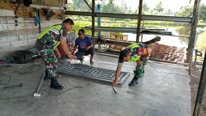Kunjungi Usaha Pintu Besi Babinsa laksanakan Komsos Dalam Rangka Pembinaan Teritorial.