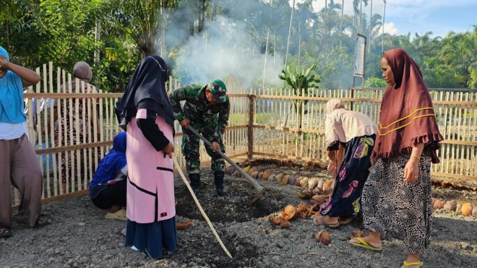 Semangat Gotong Royong Babinsa Koramil 13/KT Bersama Bhabinkamtibmas dan Warga Desa Binaan