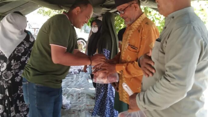 Dandim 0102/Pidie Serahkan Daging Kurban Kepada Anak Yatim, Fakir Miskin dan Warakawuri