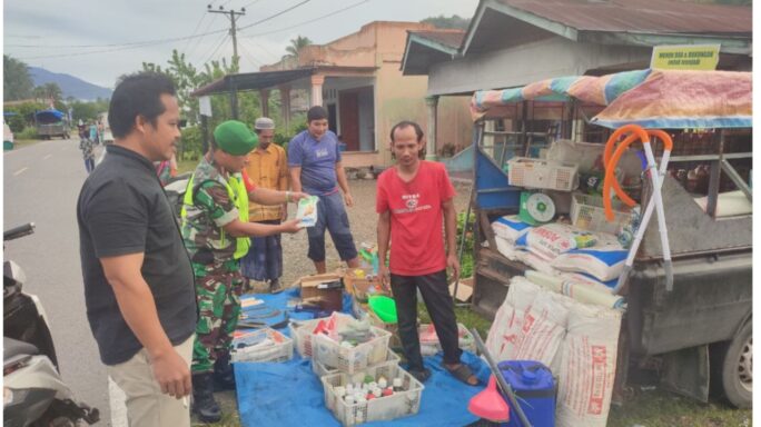 Babinsa Rutin Cek Harga Sembako Di Pasar.