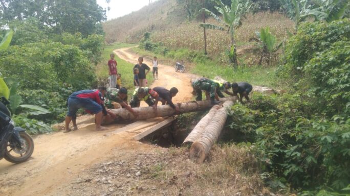 Babinsa Posramil Leuser Bersama Warga Bahu Membahu Perbaiki Jembatan Yang Rusak.