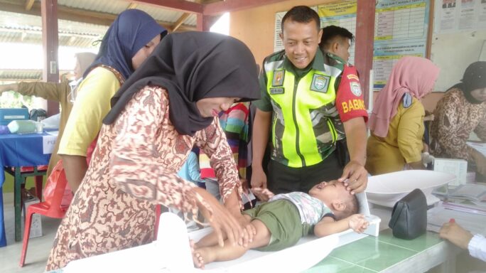 Babinsa Bukit Keranji Dampingi Petugas Posyandu