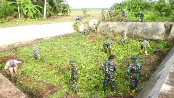 Kodim 0117/Aceh Tamiang Bersama Masyarakat Kerja Bakti Bersihkan Lokasi Embung Desa