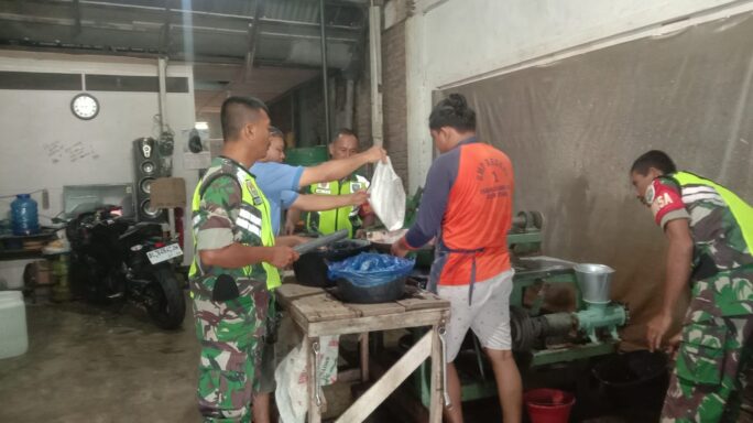 Pendampingan Kepada UMKM, Babinsa Komsos Bersama Pemilik Usaha Bakso