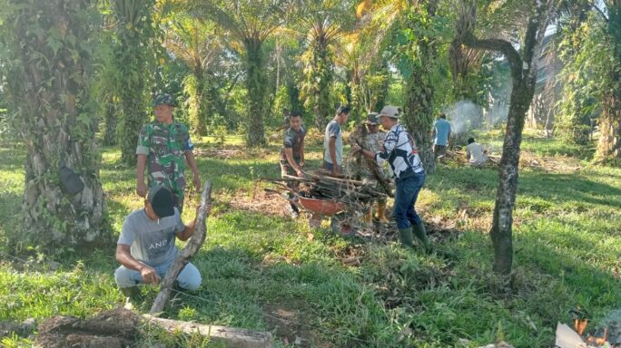 Dansatgas TMMD Reguler Ke – 120 Kodim 0105/Abar Edukasi Masyarakat Jaga Kebersihan Lingkungan Melalui Gotong Royong Massal