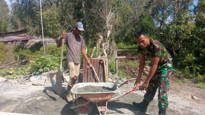 Babinsa Posramil 05/PC Bersama Warga Masyarakat Bantu Pembangunan Satu Rumah Warga Desa Binaan