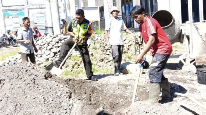 Gotong Royong :Babinsa Tangse dan Warga Cor Lantai Meunasah Desa Ulee Gunong